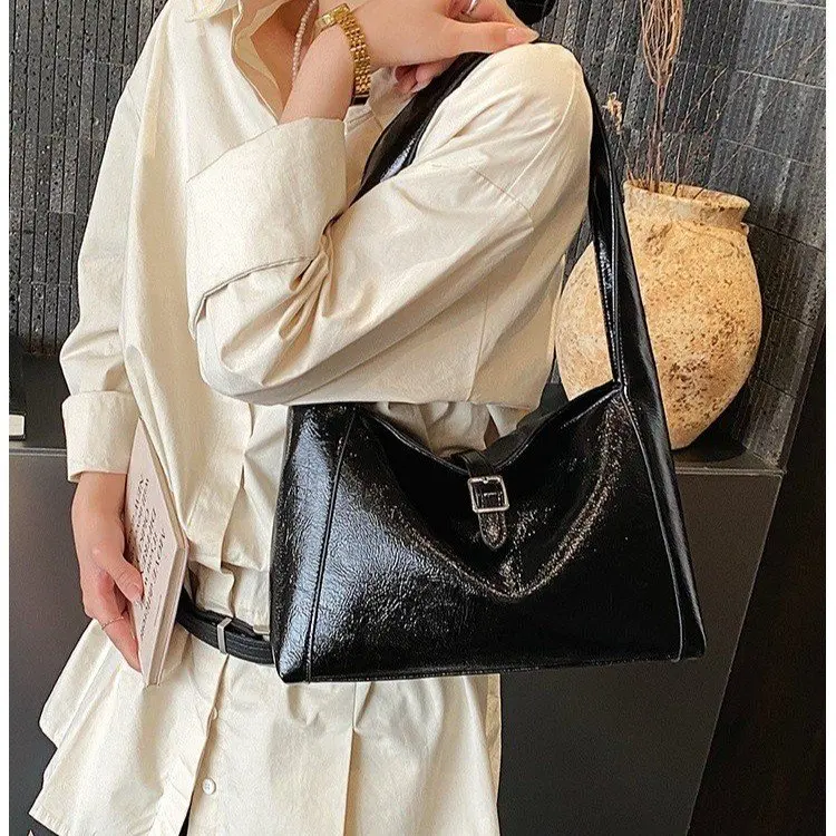 

2026 New Versatile Women's Shoulder Underarm Bag, Niche High-end American Retro Casual Personality Bucket Bag