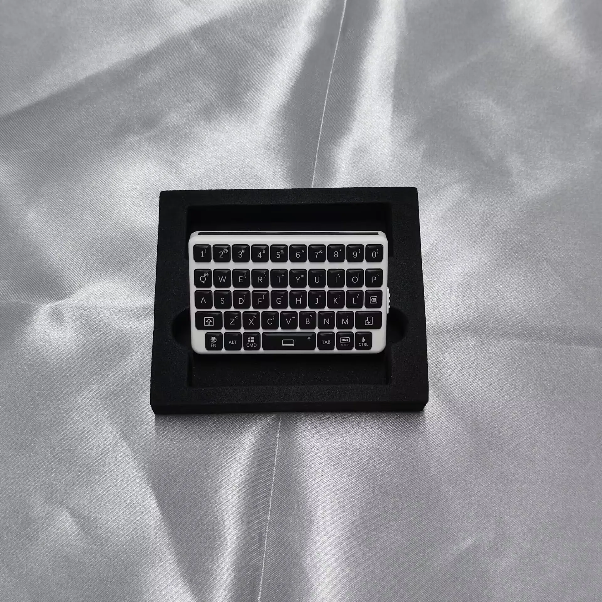 EXknight Mini Keyboard Custom Bluetooth Wireless Magnetic Backplate RGB 3D Printing Lightweight Ergonomics Vintage Style DIY