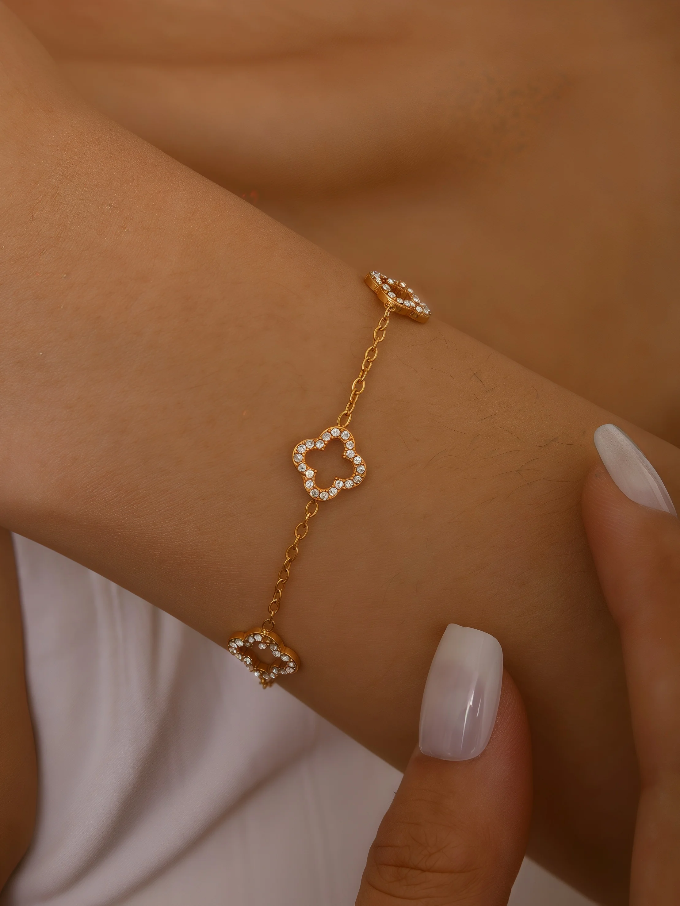Korean Elegant Light Luxury Stainless Steel 18K Gold-Plated With Zirconia Hollowed Out Lucky Four-Leaf Clover Bracelet For Women