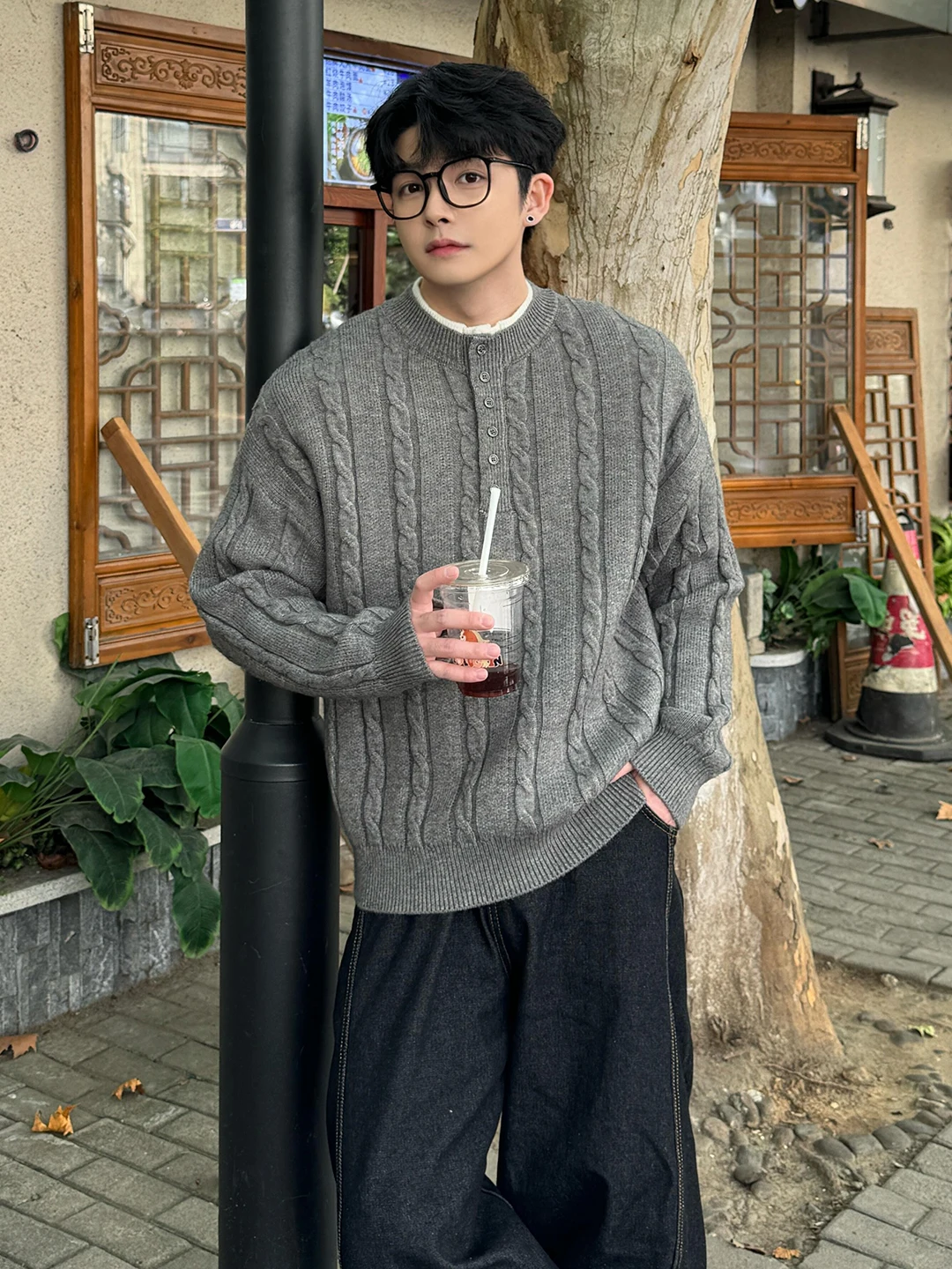 

Мужской зимний вязаный свитер с круглым вырезом, плотный, жесткий, хорошо держащий форму, свободного кроя.