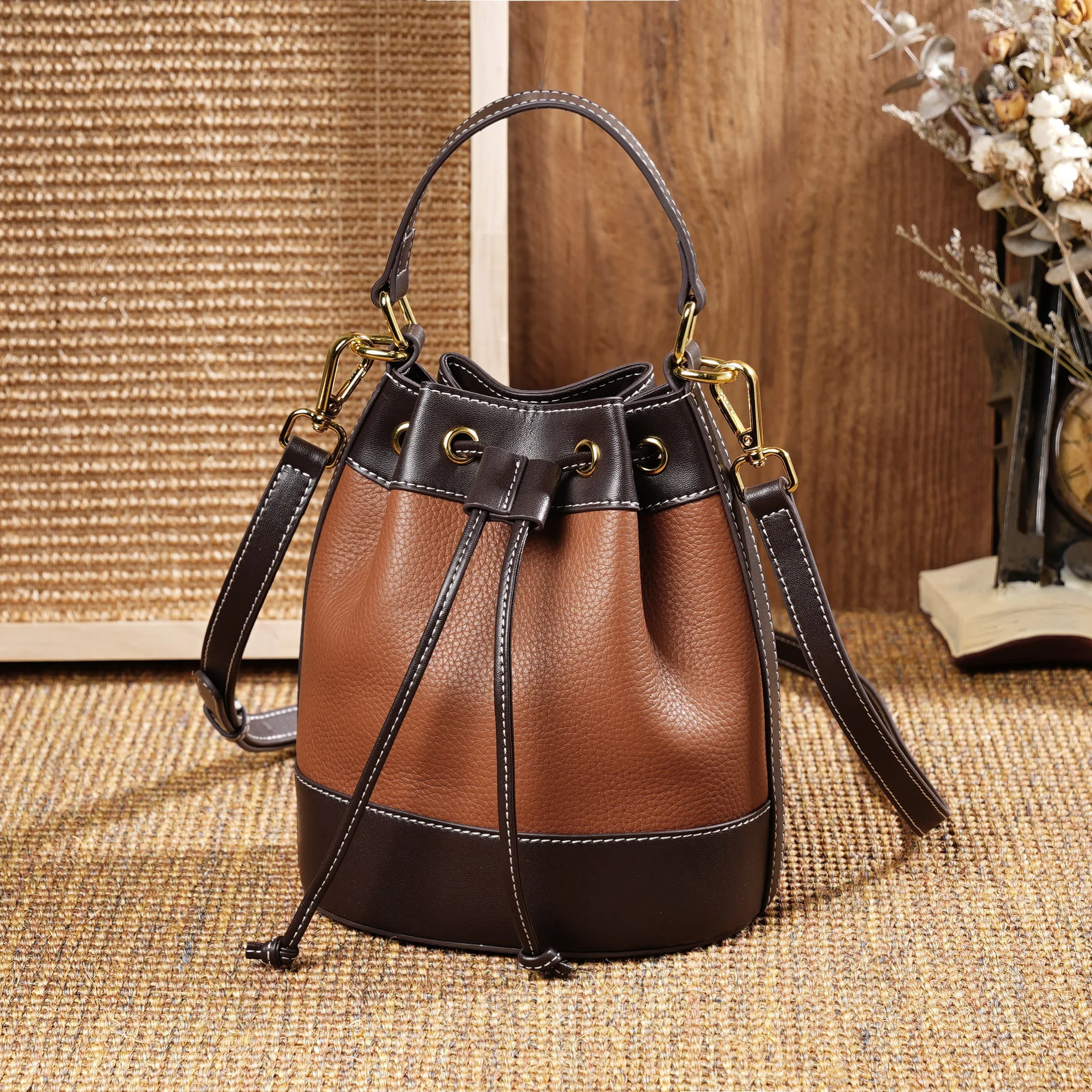 

Your 2025 SS go-to bucket bag. Versatile full-grain leather, carried as a shoulder, crossbody, or handheld bag.