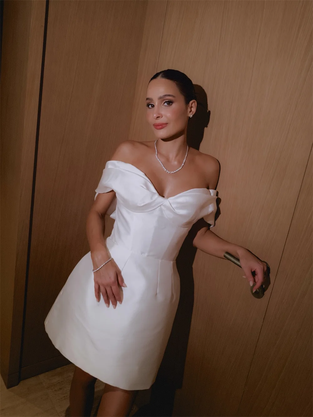 Tokyo Custom White Satin Off Shoulder Short Wedding Dress Elegant Mini Bridal Gown Sleeveless Formal Evening Party Dress