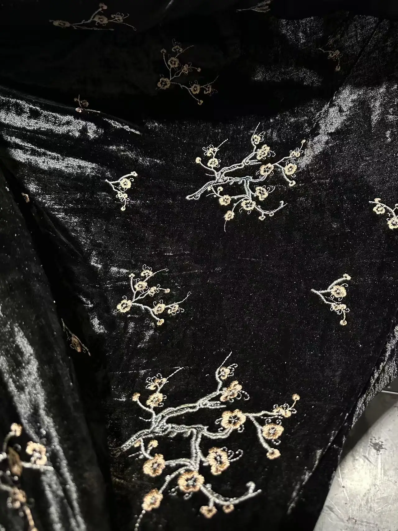 

Новая ткань из алмазного бархата с узором «Цветы сливы», мягкий хлопковый материал для юбок и пальто, традиционный китайский костюм-халат с широким подолом