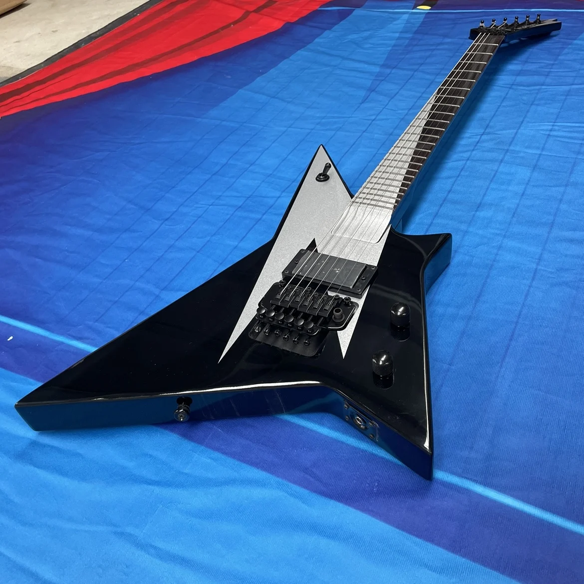 6-string electric guitar, mahogany body with silver and black contrasting veneer guitars, Beginner's electric guitarra view 4
