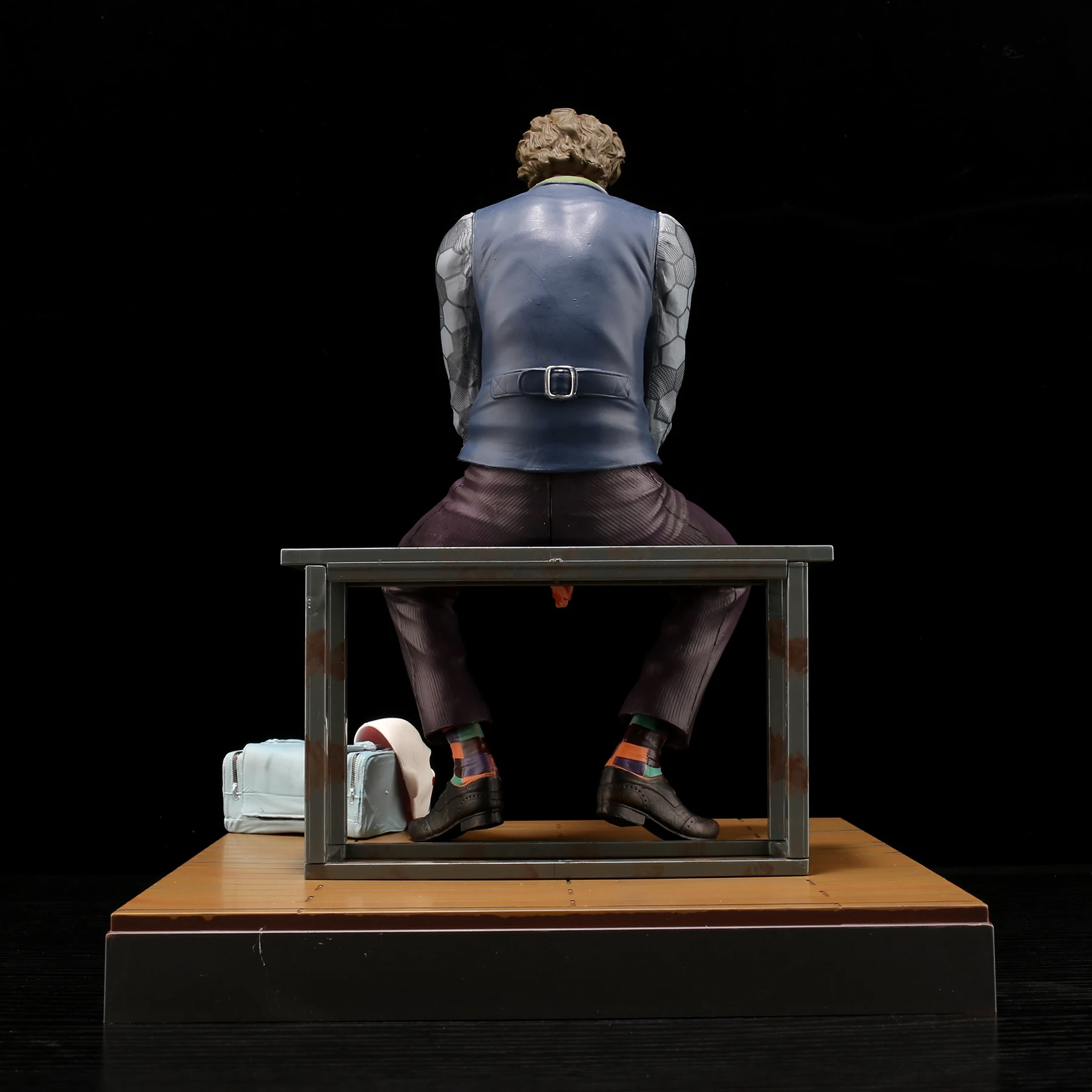 24cm 조커 히스 레저 액션 피규어 앉아있는 그린 슈트 손에 조커 마스크를 들고 있는 자동차 인형 데스크탑 장식 모델 장난감 어린이 선물