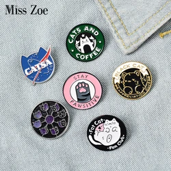 Pin esmaltado para Club de gatos, insignia de gato, Planeta, Luna, pata de café, broches de gatito personalizados, pin de solapa, bolsa de camisa, regalo de joyería de Animal lindo