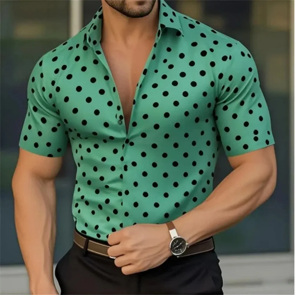 Nuova camicia da uomo con risvolto a pois a maniche corte abbottonata, un stile casual alla moda di strada all'aperto, traspirante e confortevole, s