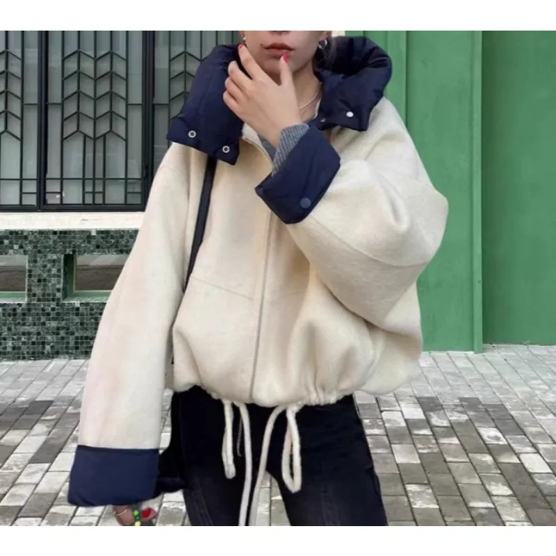 

Короткое шерстяное пальто с большими карманами и металлическими пуговицами, воротником с лацканами и длинными рукавами на осень и зиму 2025 г.