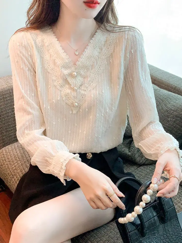 Lace Base Small Shirt with Women\'s Velvet Inner Top Fashionable and Stylish