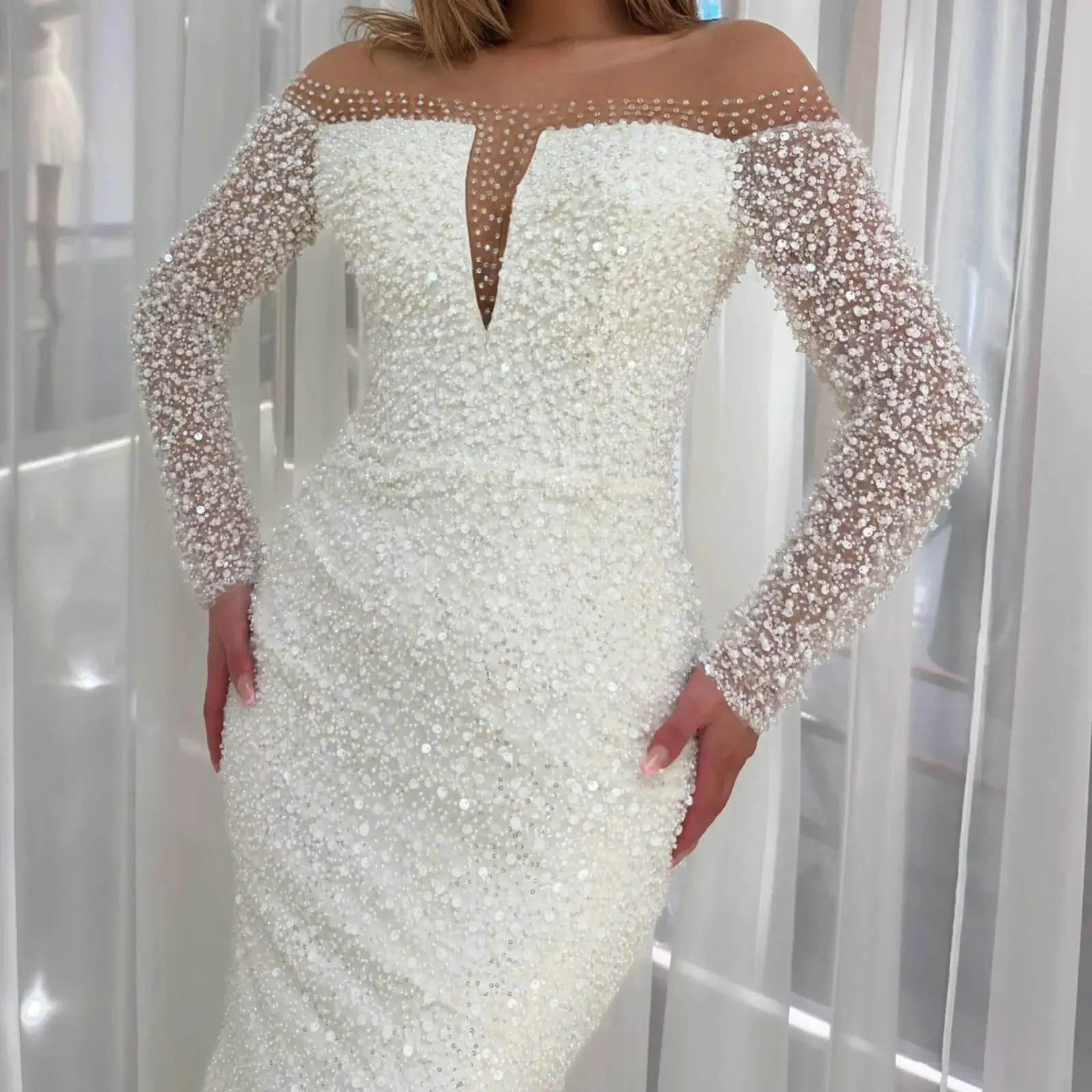 

FATAPAESE Customzied Long Sleeves Wedding Dress Off shoulder Neckline Shiny Fabric Sequins Beaded Fully Fit-and-flare Silhouette