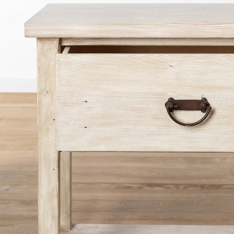 غرفة المعيشة ذات الخزانة الجانبية القديمة الأمريكية على الحائط مقابل مكتب المدخل الفرنسي للتخزين المنزلي