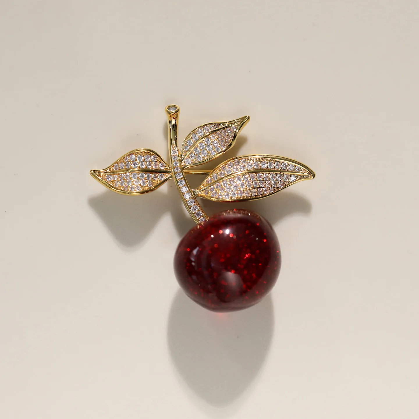 New Luxury Micro-inlaid Zircon Sparking Red Cherry Brooch Exquisite Design Cute Sweet Fruit Broche Hat Bag Accessories Pins