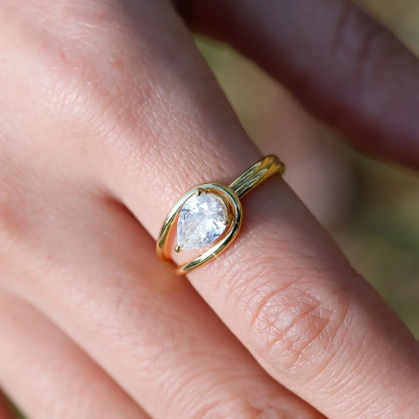 

S925 Sterling Silver 1.5CT Pear Moissanite Fine Jewelry Gold Plated 18k Suitable for Gift Giving Anniversary Birthday Gift