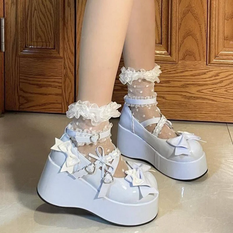

Белые туфли Лолита с кружевным бантом для женщин, на платформе, с пряжкой в виде сердца, в японском стиле, из лакированной кожи, женские туфли Мэри Джейн в стиле JK