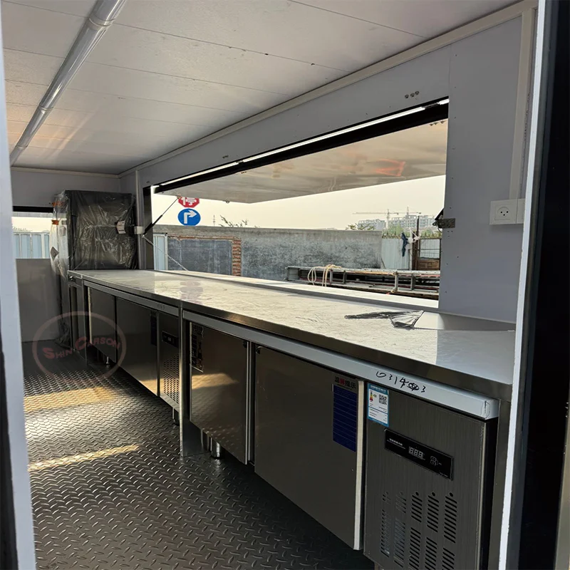 Remolque de comida al aire libre, marco negro, exterior de imitación de grano de madera con ruedas, ventana de servicio plegable móvil y puerta de entrada