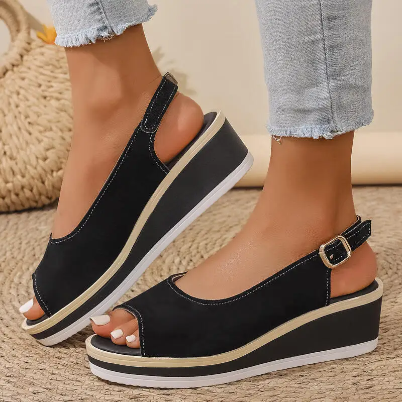 

Винтажные черные замшевые сандалии с открытым носком, женские летние сандалии 2026, с металлической пряжкой и ремешком сзади, удобная женская обувь на танкетке