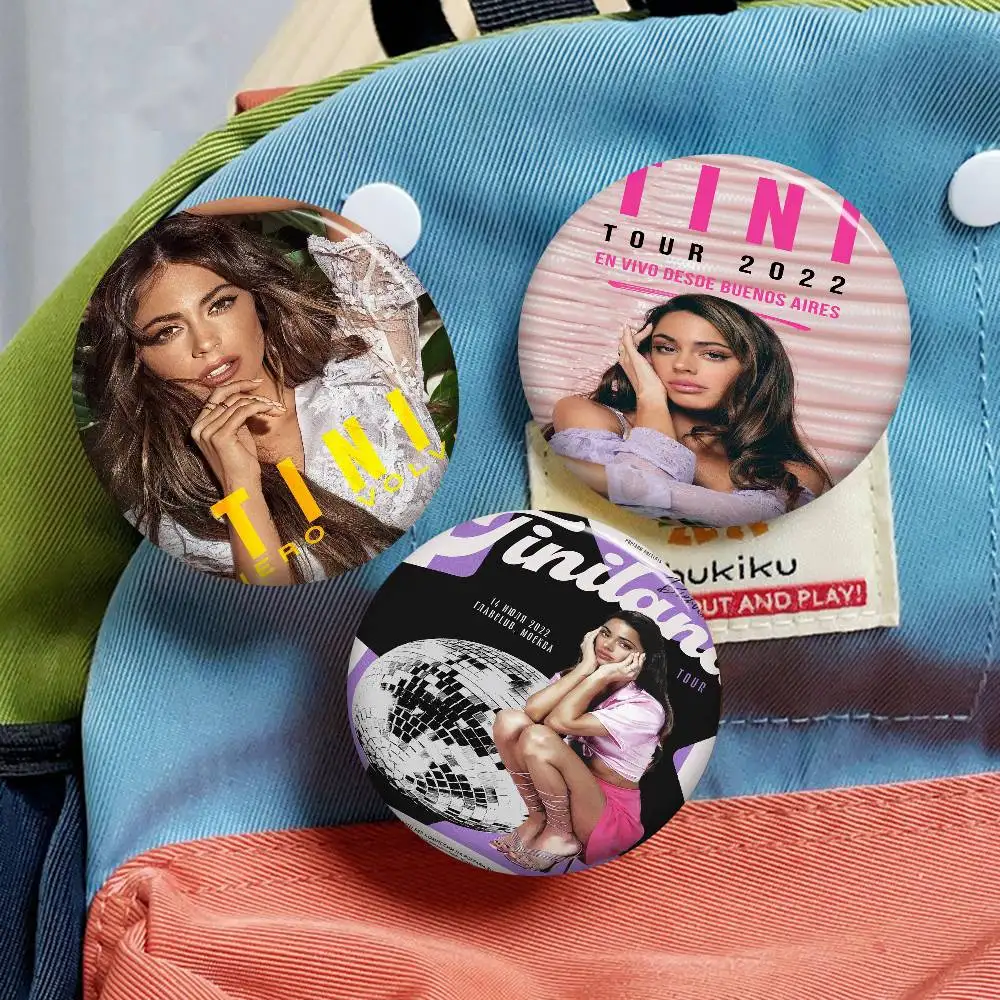 المغني تيني ستوسل 58 مللي متر اليدوية بروش الكرتون تأثيري شارة على ظهره مجوهرات اكسسوارات هدايا #1