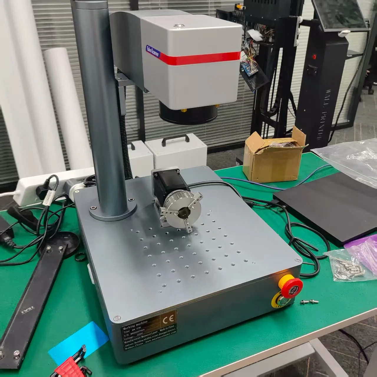 

Волоконный лазерный гравировальный станок 20 Вт для маркировки металла и пластика поддерживает программное обеспечение CorelDraw AutoCAD, легко освоить и использовать