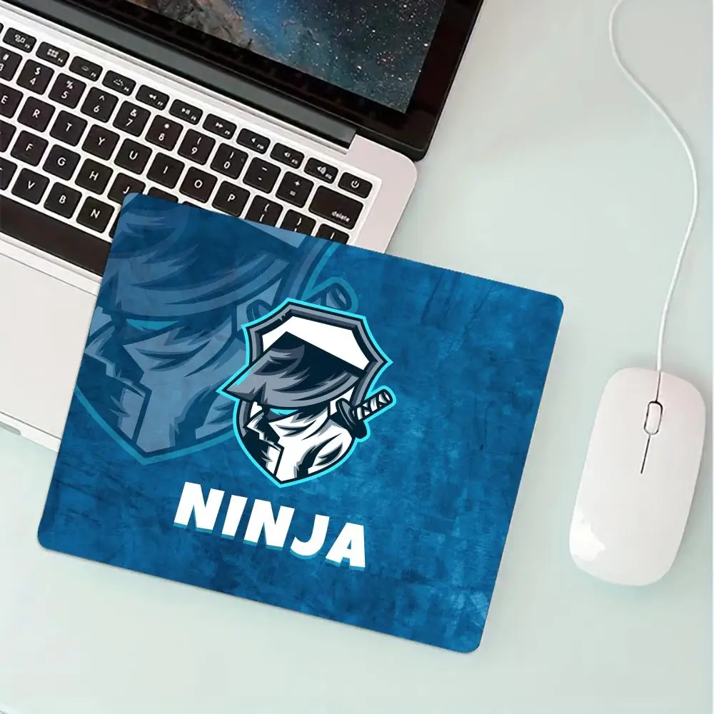 

Samurai totem design anime small mouse pad rubber anti-slip desk mat gaming mats pc accessories laptop office pad water-washable