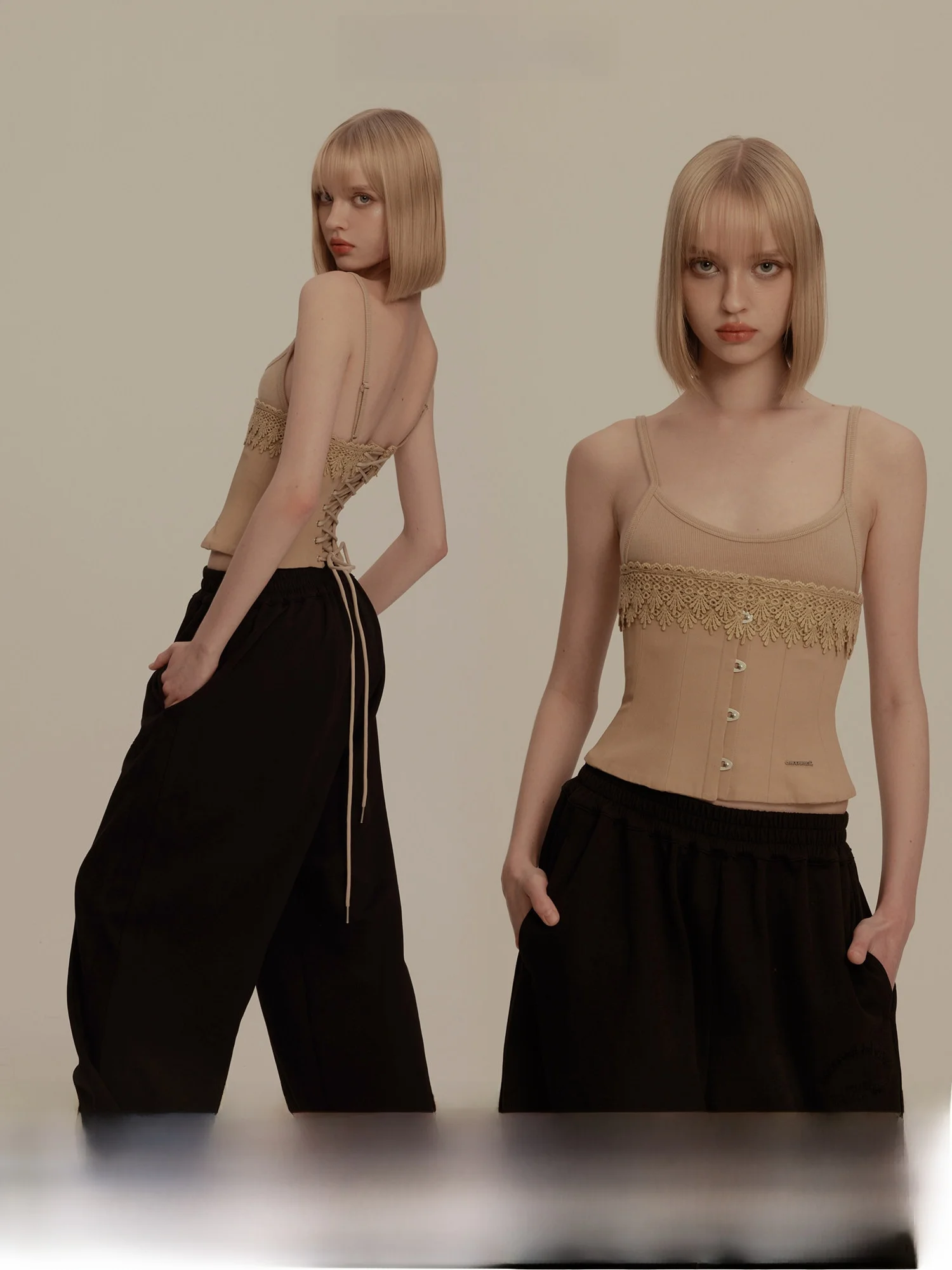 

Комплект из двух предметов Moonmoi Florence Memories: винтажный кружевной топ с завязками на талии и оригинальный дизайн, облегающий крой