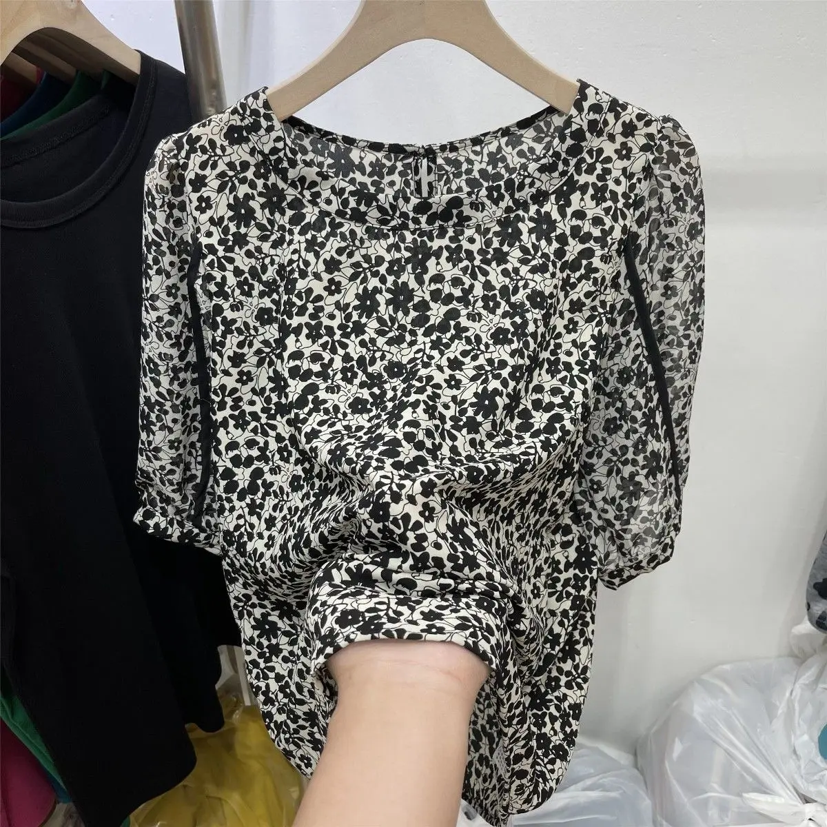 

Round Neck Chiffon Floral Fashion Print Blouse for Women New Summer Collection Lightweight and Stylish Short-sleeved Shirt