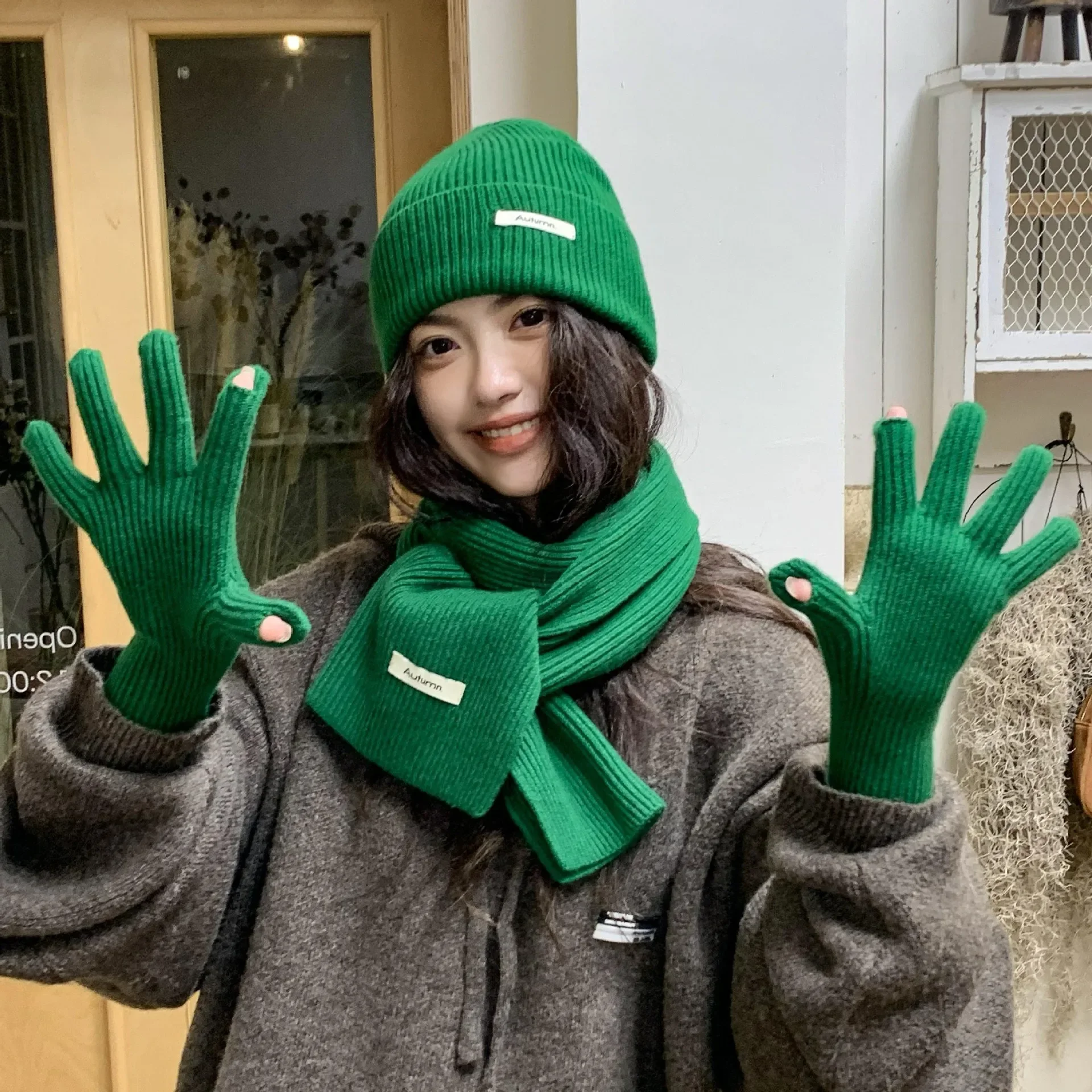 2026 Winter Warm Women's Three-Piece Scarf Gloves Hat Set Touch Screen Korean Knitted Solid Color Ladies Fashion Accessories