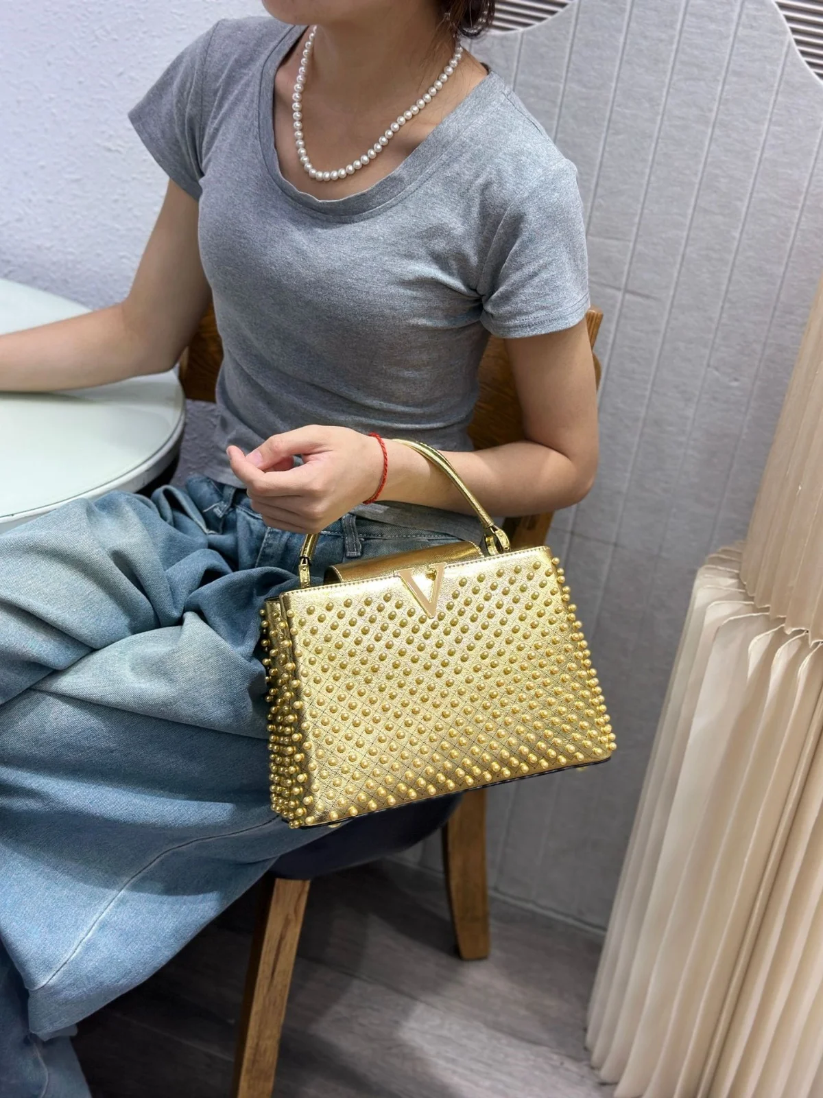 2025 Luxury Designer Full Pearl Inlay PU Leather Handbag Women's Fashionable V Letter Single Shoulder Bag Portable Messenger Bag