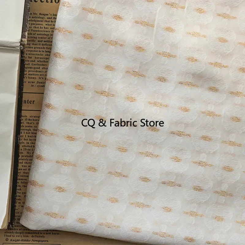 Nuovo tessuto in chiffon jacquard con fiori tagliati in seta dorata Tessuto in tulle non elasticizzato micro-permeabile per abiti, 1 metro