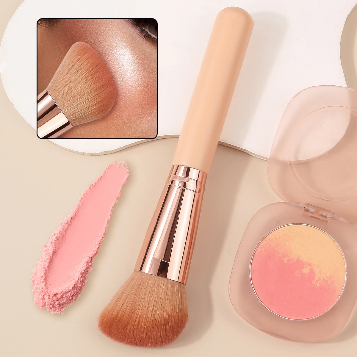 Ein einzelner, multifunktionaler, umweltfreundlicher, geneigter Make-up-Pinsel mit Holzgriff ist ein Beauty-Tool für Anfänger