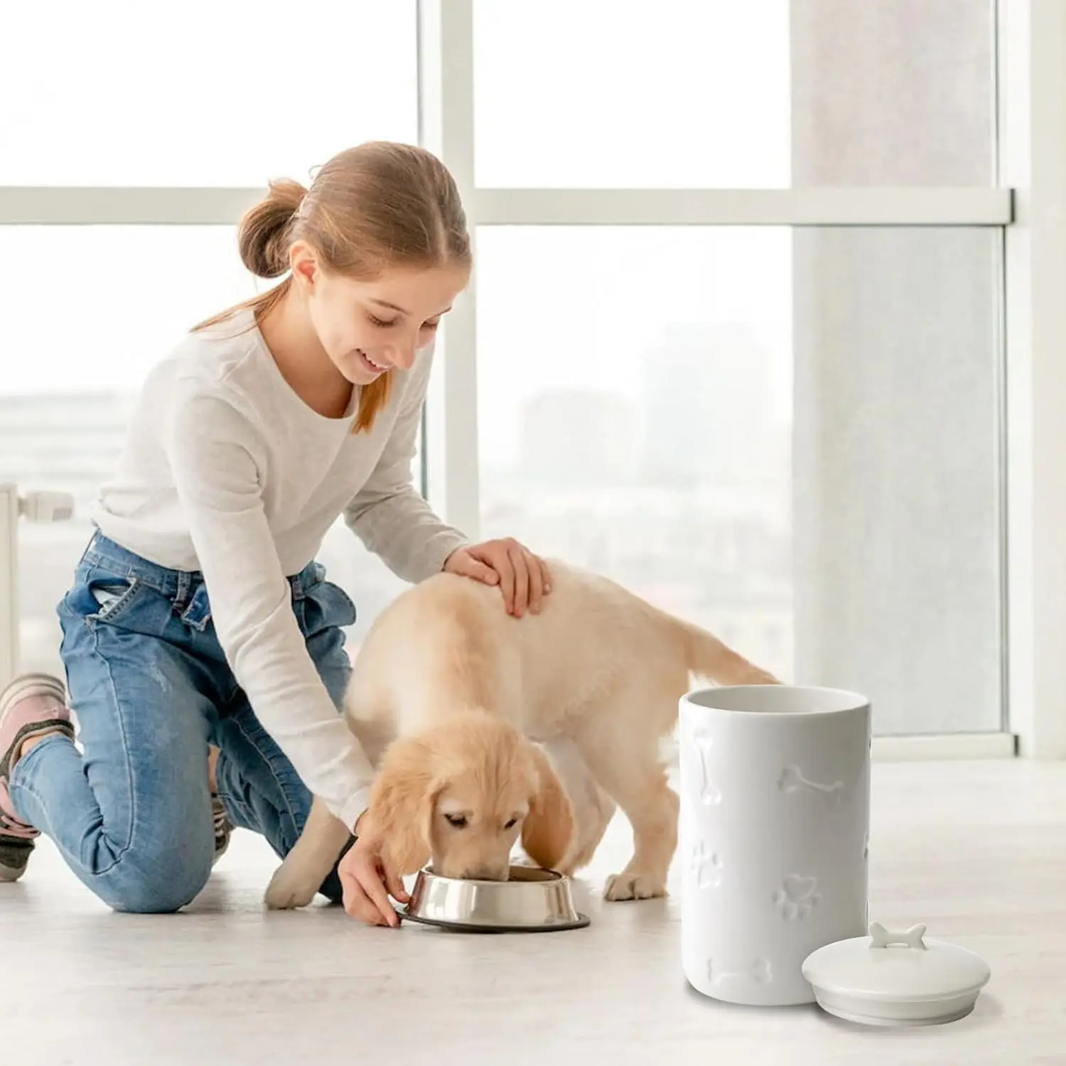 برطمان حلوى للكلاب من السيراميك محكم الغلق مقاس 9 × 5 بوصة، لتخزين أغذية الحيوانات الأليفة باللون الأبيض مع غطاء - طراز المزرعة