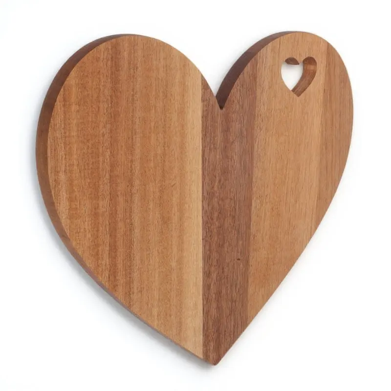 

Деревянная разделочная доска в форме сердца с гладкой поверхностью, идеально подходит для сыра, хлеба, подарков, мясных деликатесов и сервировки.