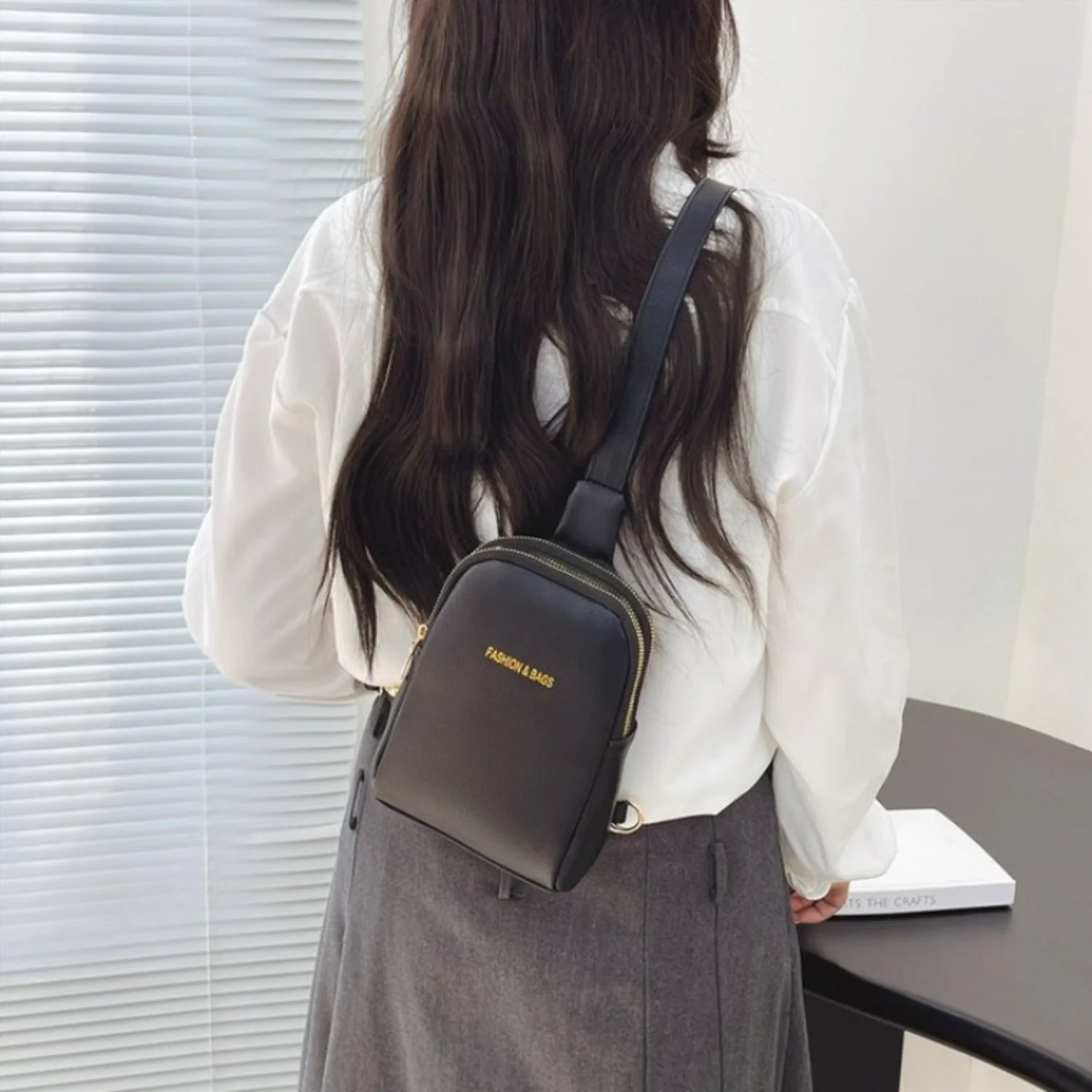 ファッショナブルなレターグラフィックを備えたスタイリッシュなミニPUレザークロスボディスリングバッグ、日常使いに多用途なチェストバッグとファニーパック