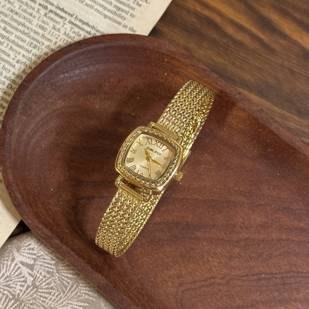 ساعة SUNLIFEX ريترو ذهبية للسيدات ساعات كوارتز فاخرة للنساء بسيطة صغيرة مربعة الشكل بحزام من الفولاذ المقاوم للصدأ