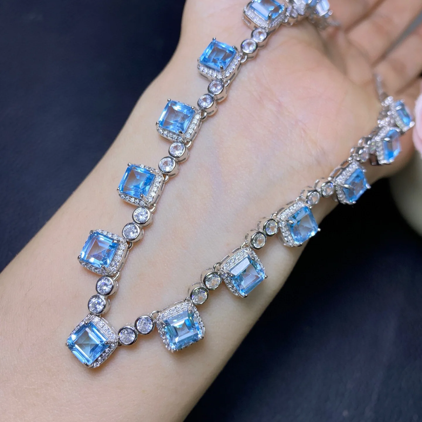 

Серебряное колье 925 пробы с натуральным топазом, квадратный синий камень 6 мм, ювелирное украшение с кристаллами, подарок для женщин