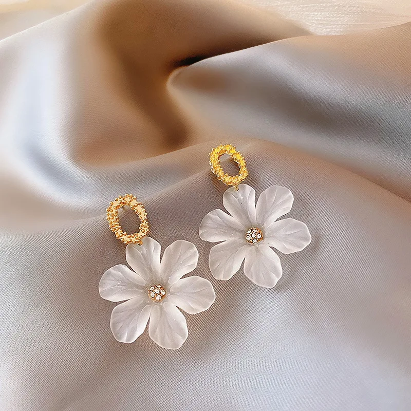 White Flower Dangle Earrings for Women Acrylic Big Floral Metal Circle Drop Earrings Korean Fashion Cute Girl Party Jewelry Gift