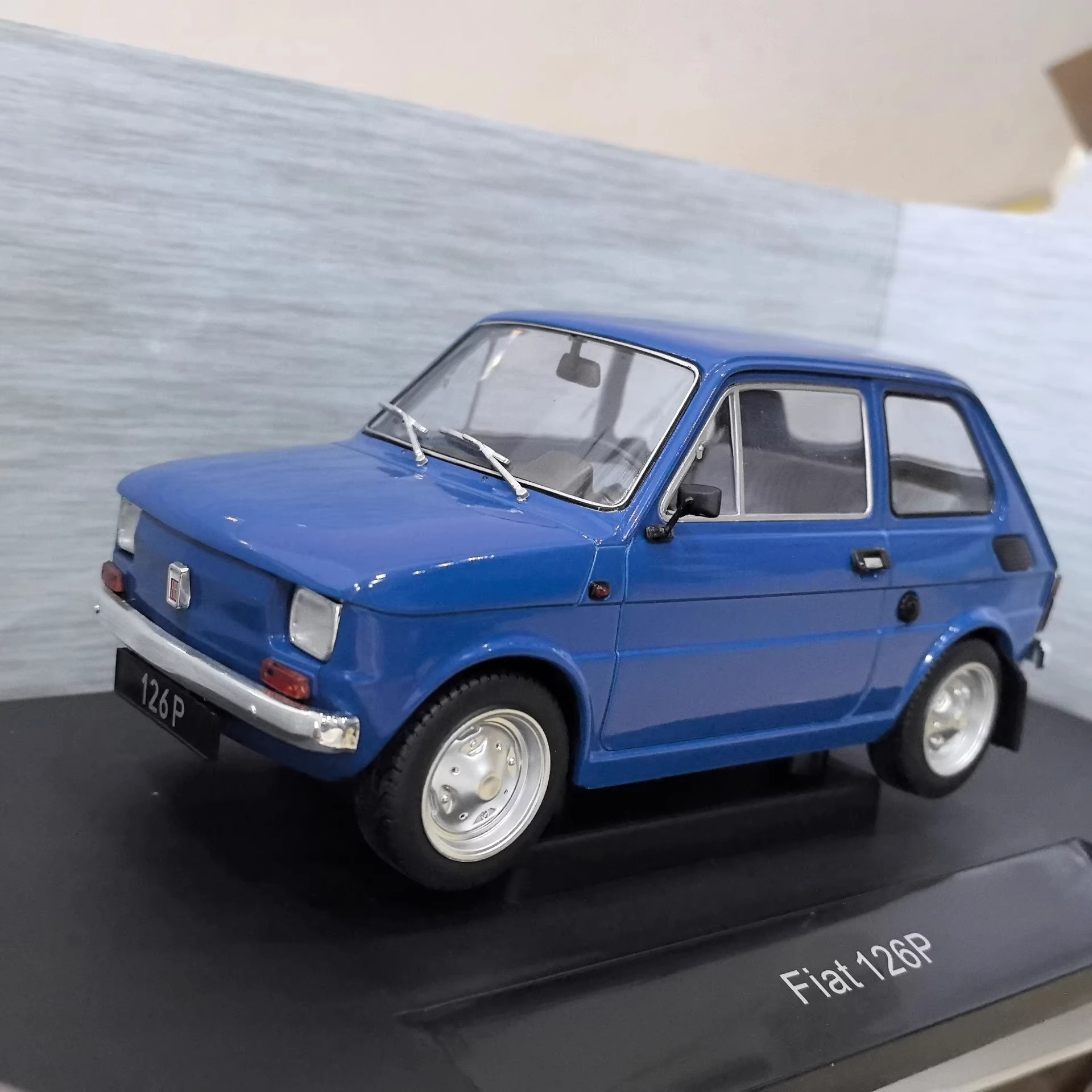 MCG 1/18 FIAT 126P Fiat Automodell, Legierung, keine Tür, keine Lenkung, blau C4