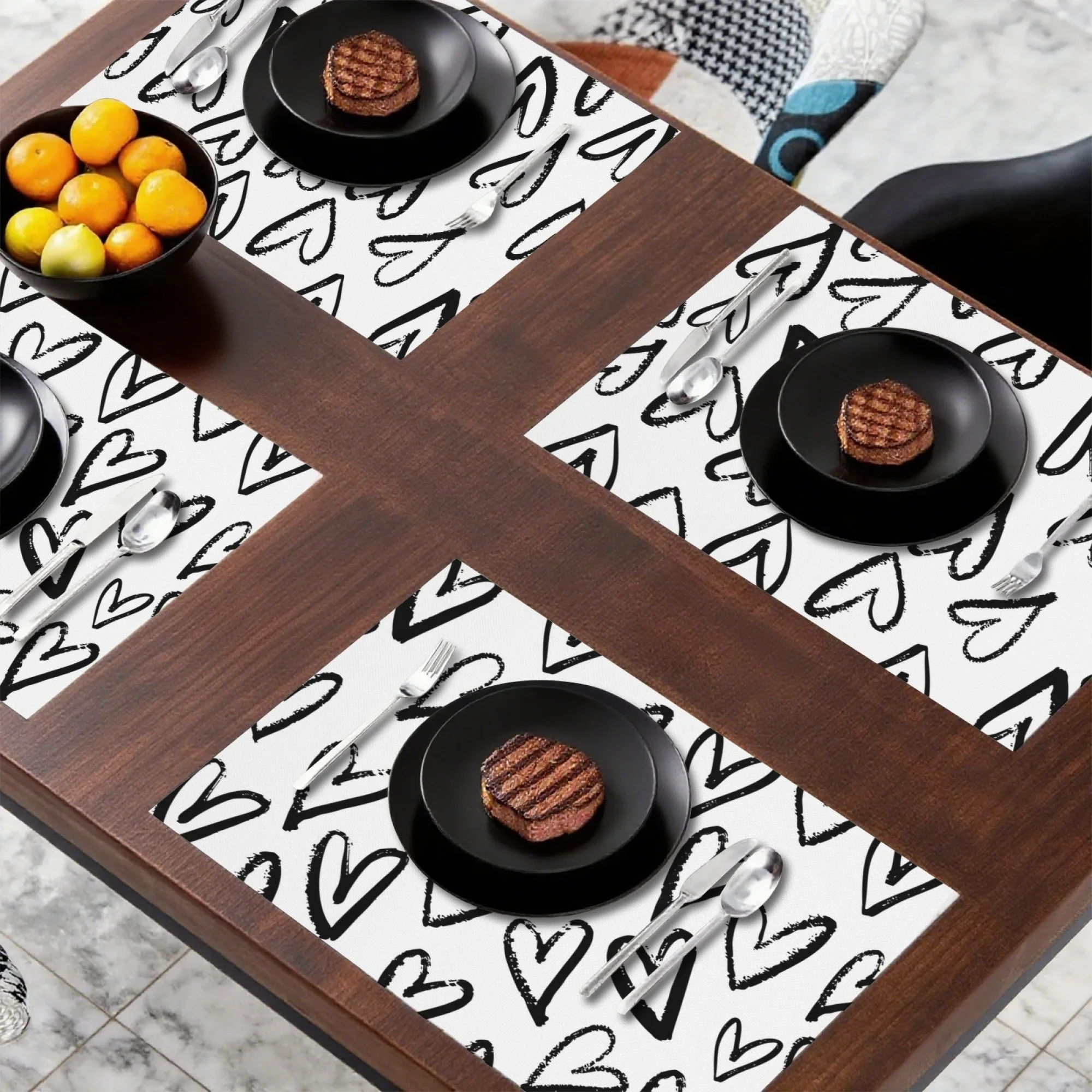 

Коврик для столовых приборов на тему романтической сладкой любви в форме сердца, черный коврик для столовых приборов на белом основе, нарисованное вручную в форме сердца, полный принт с элементами, коврик для стола