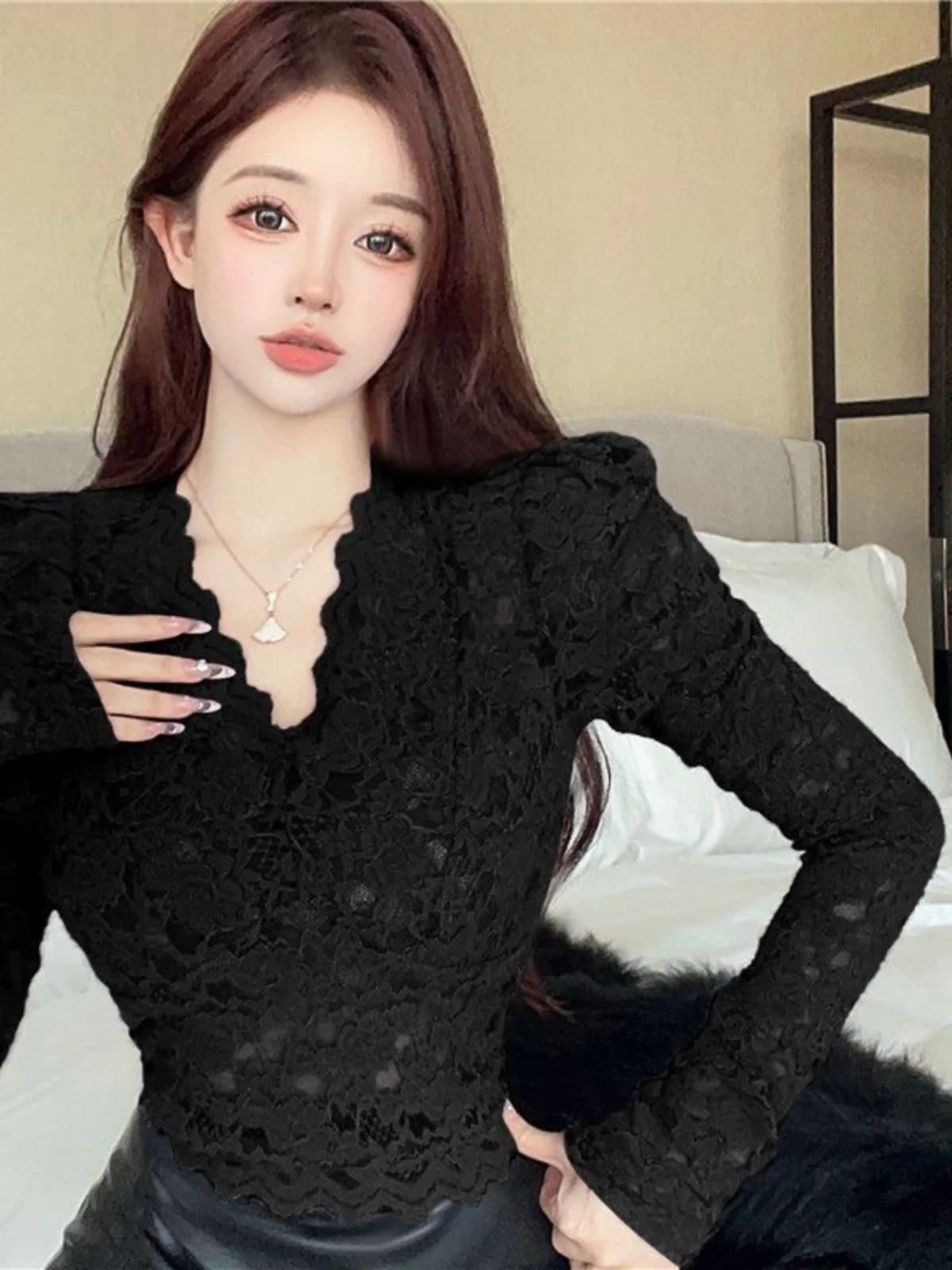 

Новинка! Корейский стиль: облегающая базовая футболка с длинным рукавом, V-образным вырезом и кружевной отделкой, на флисовой подкладке, для осени и зимы.