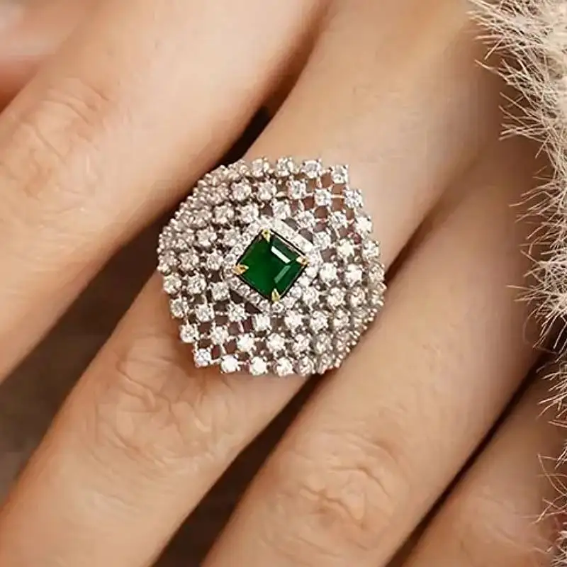 Huitan Eleganter Damenring, geometrisches Hohldesign, trendiges Damen-Accessoire für Party, Verlobung, bezaubernder Schmuck mit glänzendem CZ-Stein