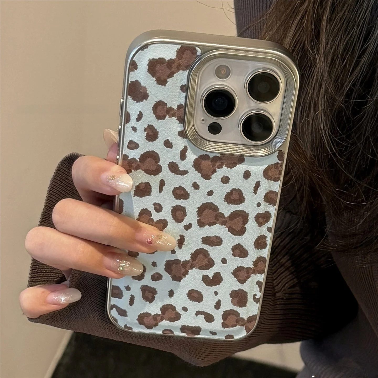 capa-de-couro-luxuosa-prata-estilo-commuter-com-estampa-retro-de-leopardo-e-laco-para-iphone-3-5-6-pro-max-e-7