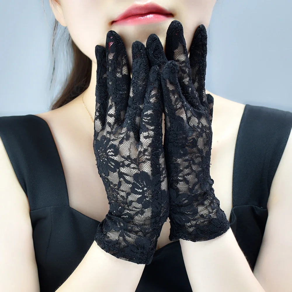 A Pair of Short Lace Gloves with Small Chrysanthemums for Sun Protection and UV Protection