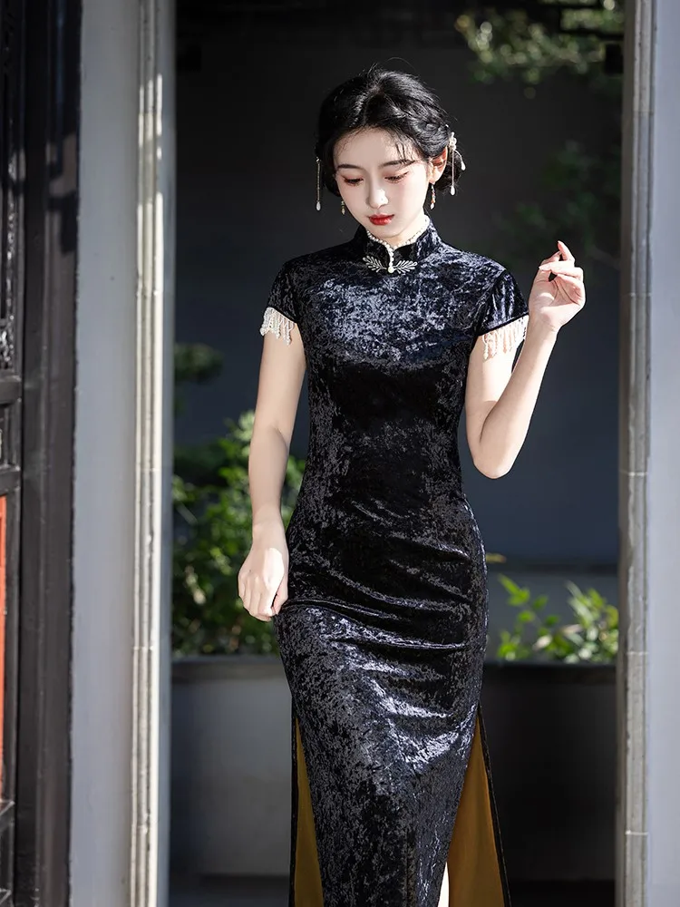 Vestido de banquete elegante de estilo chino largo de terciopelo cheongsam ajustado negro