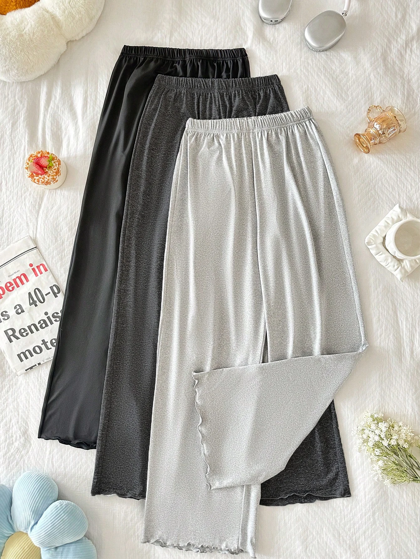 Un ensemble trois pièces de pantalons longs pour femmes, taille haute, ample, jambes larges, ourlet à volants, à la mode et polyvalent