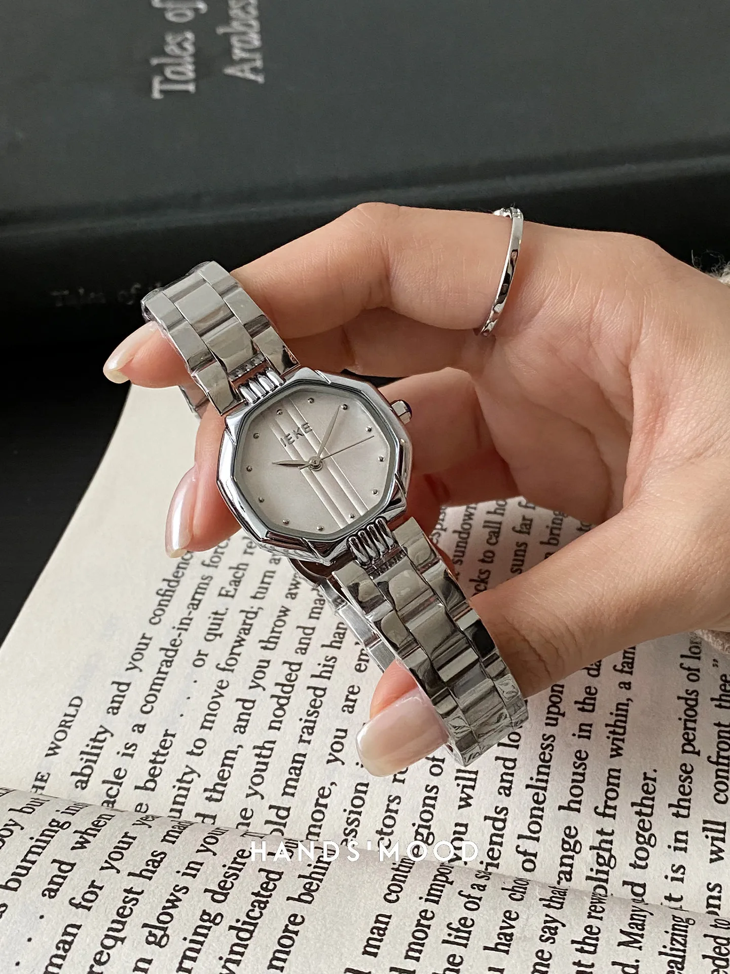 

Новые серебряные, изысканные, модные и элегантные женские часы с ремешком из нержавеющей стали, идеально подходящие для работы и повседневной носки.