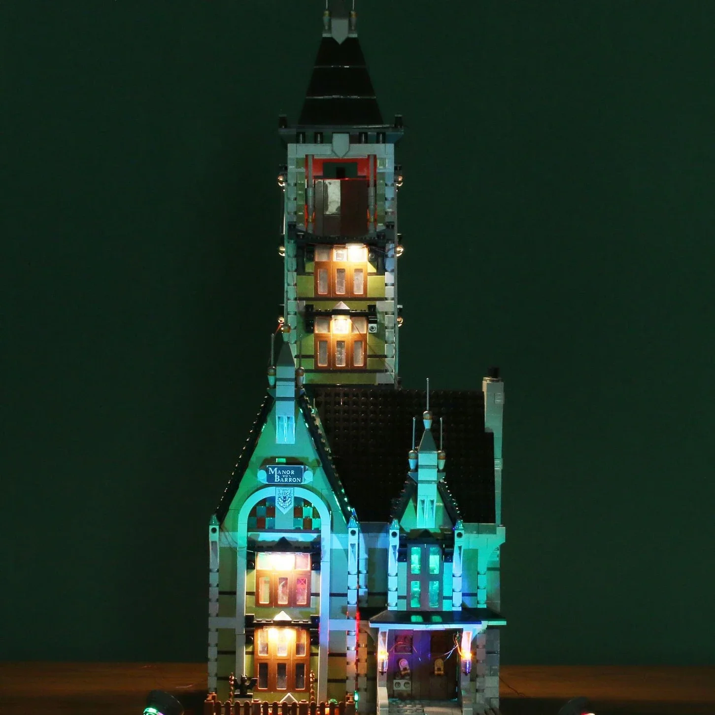 บล็อกตัวต่อ 10273 ชุดไฟที่ใช้ร่วมกับเลโก้ได้ บ้านผีสิง ของเล่นตัวต่อ DIY แบบมีไฟ (ไม่รวมตัวต่อแบบโมเดล)