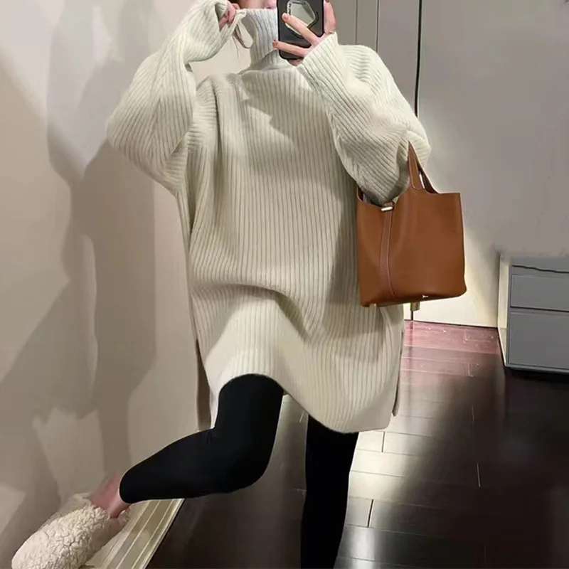 Un pull à col haut à dos nu avec un design fendu pour femme et un pull dans un haut tricoté de couleur unie