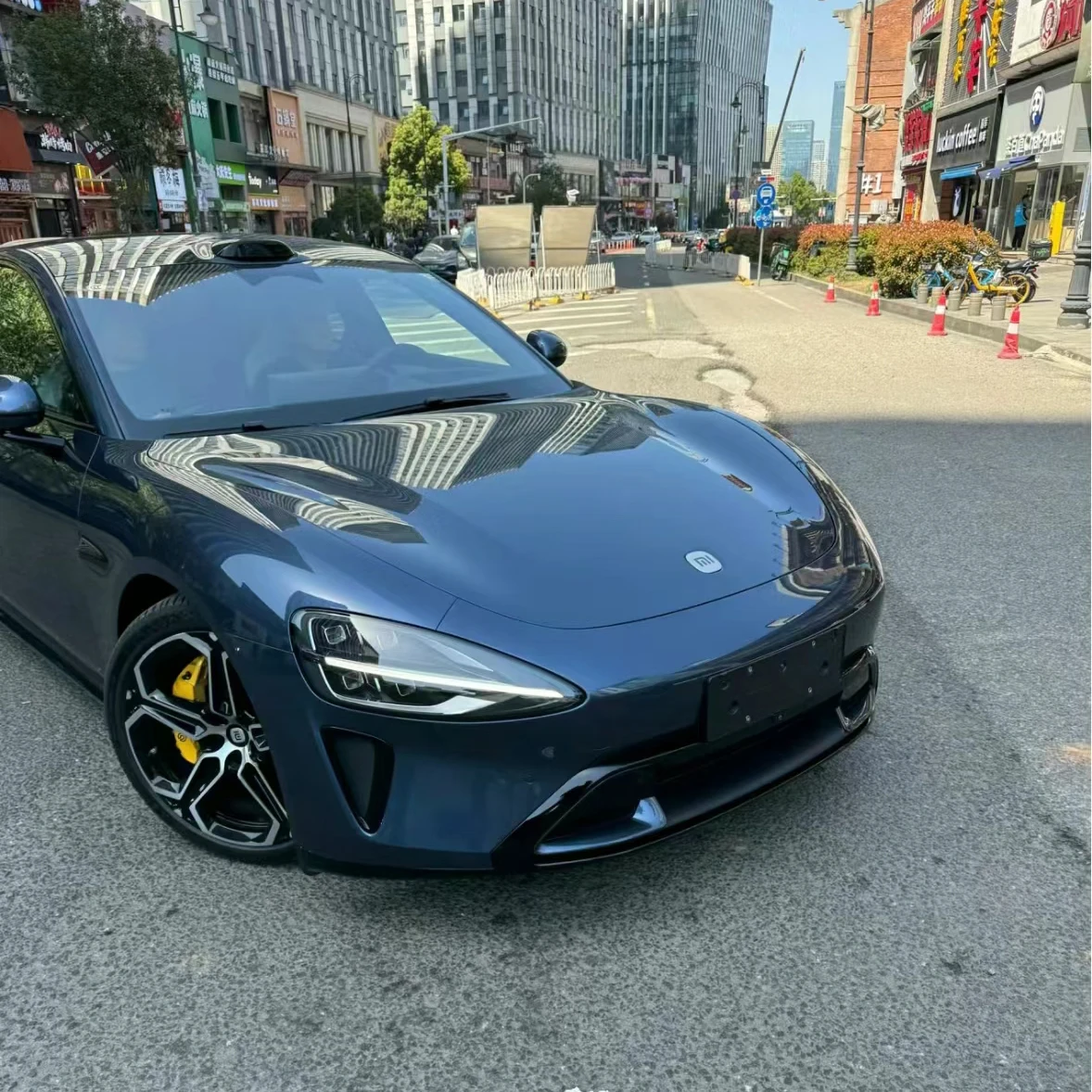 

Пленка для оклейки автомобилей с глянцевым металлическим эффектом, цвет камбрийский серый, с защитным покрытием для краски, на основе ПЭТ-основы.