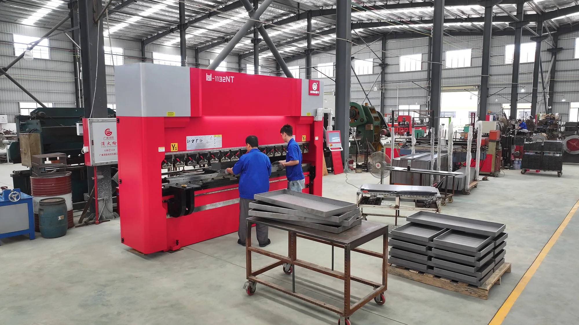 Armazenamento de equipamentos esportivos interno ao ar livre rack de esportes garagem bola armazenamento organizador com cesta e ganchos