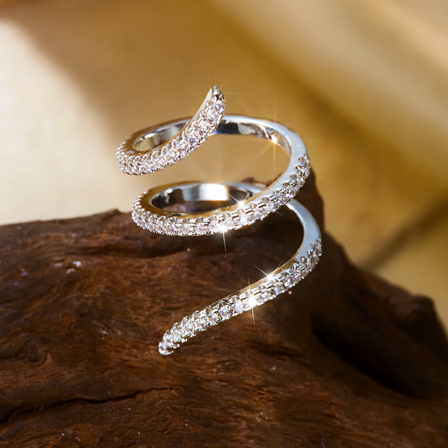 Eleganter geometrischer Rankenring für Damen aus Messing mit Zirkonia, langer Wickelring für Cocktailpartys, Abschlussbälle, romantischer, zarter Schmuck. – Detail 5