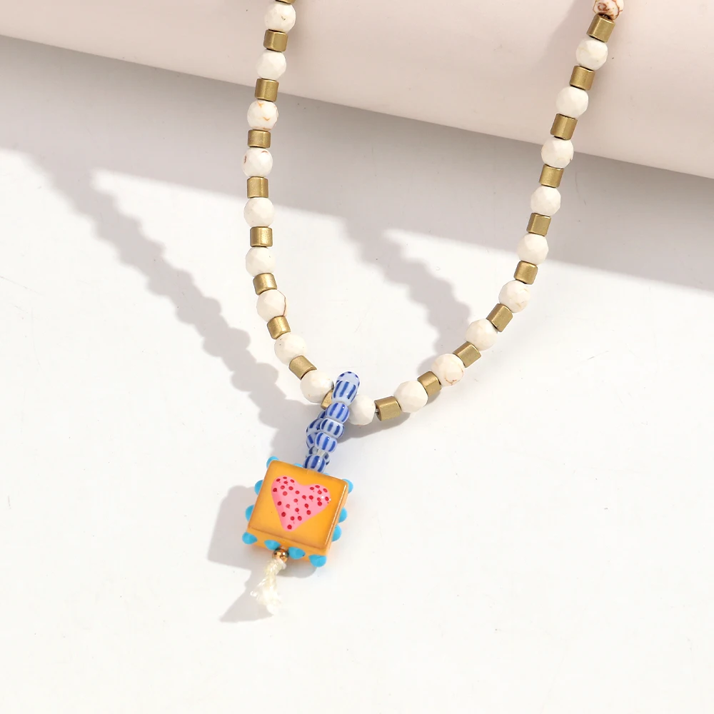 Niedliche kleine weiße türkisfarbene Perlen-Halskette mit Herz-Glasanhänger, exquisite Acryl-Perlen-Choker-Halskette, trendiges Schmuckgeschenk – Detail 11